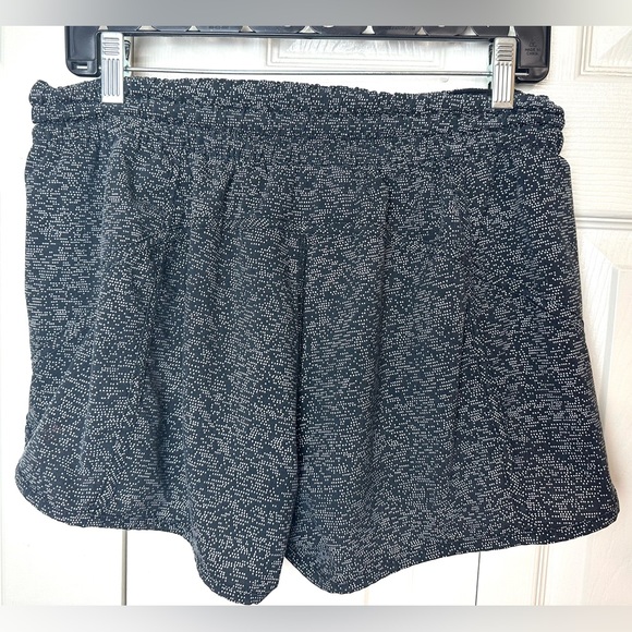 LULULEMON 12 Tracker Shorts in Sound Wave Polka Dot Pattern Black White Running - Picture 9 of 13
